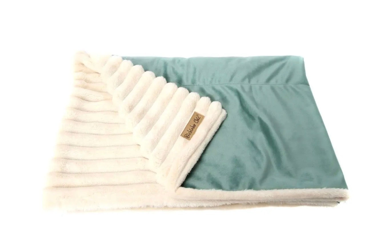 Manta Dupla Face para Cães e Gatos – Tamanho M - Cor Creme / Verde