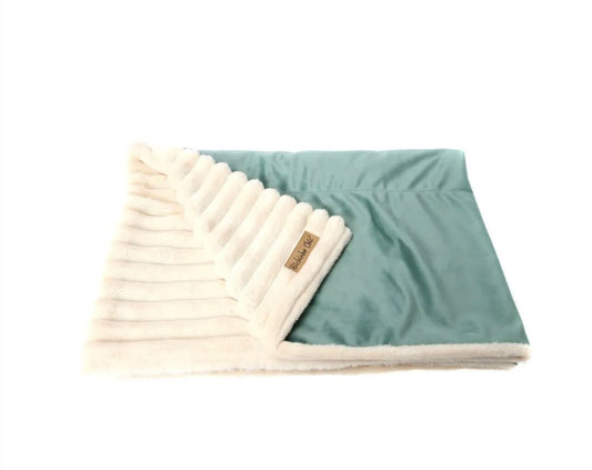 Manta Dupla Face para Cães e Gatos – Tamanho M - Cor Creme / Verde